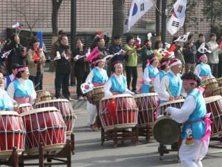 沿途有充满韩国风情的应援！