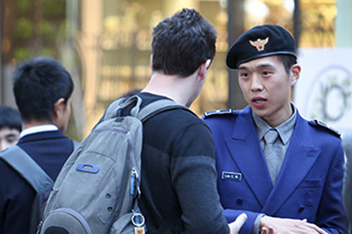 会讲中文的"警察叔叔"