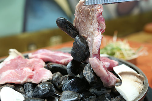 直到石头把肉油吸走后肉粘在石头上