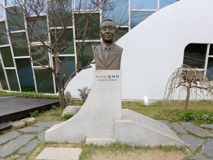 博物馆前沈载德的铜像