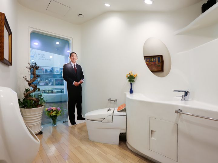 位于博物馆中央,按一下按钮即可把透明玻璃变为乳白色玻璃,外部无法透视内部