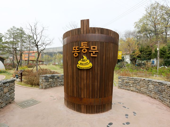在韩国,大便为灾祸的象征,通过粪桶形大门表示避灾行大运?