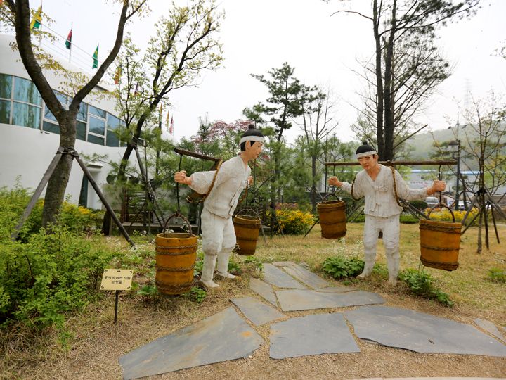 挑粪的人们,农耕时代粪便是珍贵的肥料