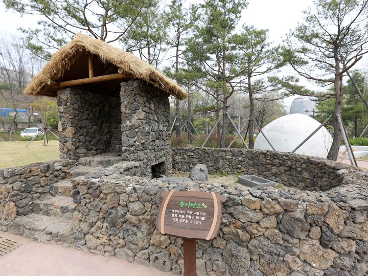 济州岛厕所,排泄物再利用为猪食