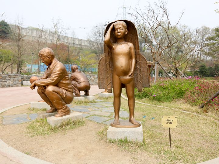 戴簸箕的风俗表达了父母们希望孩子不要尿床,健康成长的愿望