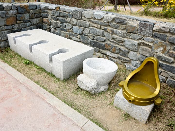 从左至右为古代罗马的便器、中世纪欧洲便器、法国艺术家马塞尔•杜尚的作品《泉》的复制品