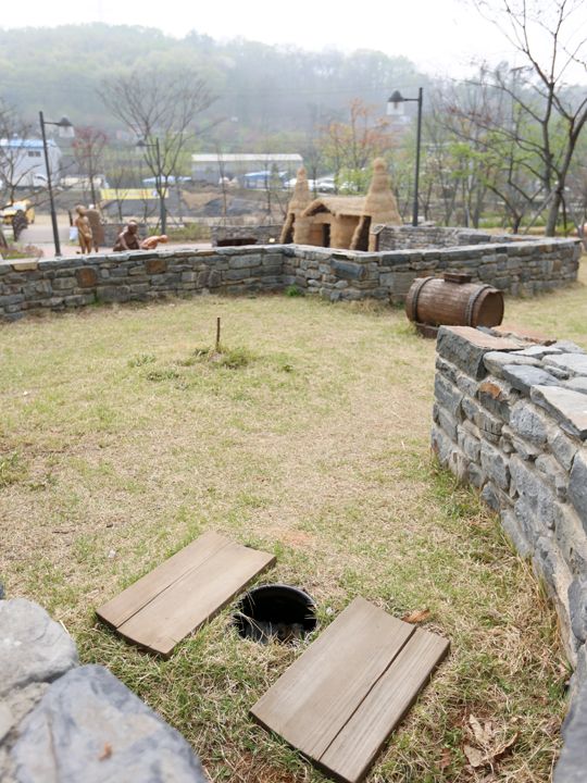 仆人用无屋顶厕所