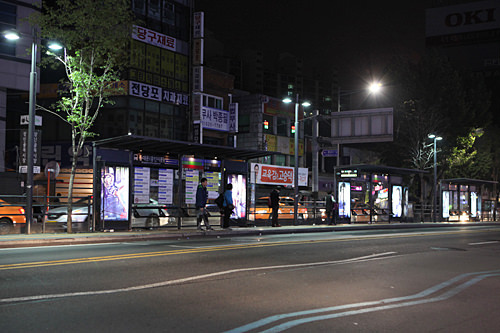 凌晨空荡荡的街道