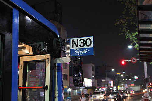 停车时侧面的号码牌会弹出来