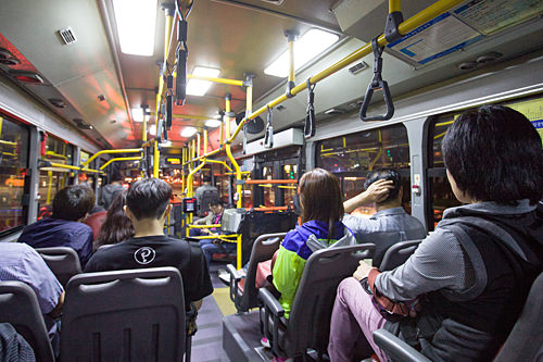 工作日的深夜巴士