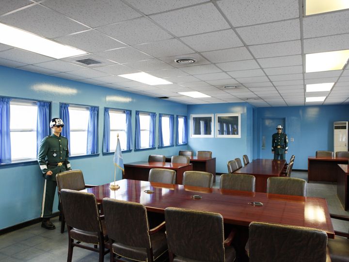 会议场内只设有桌椅