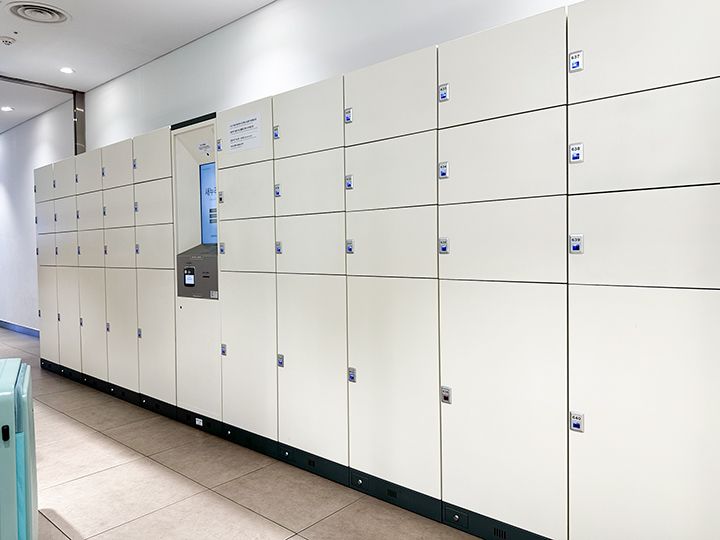 物品寄存柜:2~4层卫生间旁
在各楼层的洗手间前都有设置,您可以将包包等物品放置于内(前30分钟寄存免费,30分钟以后收费。小1000韩元,大2000韩元,每2小时为单位)