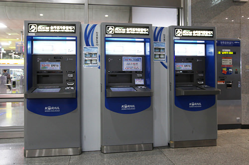 乘车点旁边就有自动售票机