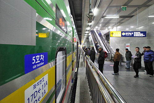 确认车厢和座位号之后乘车