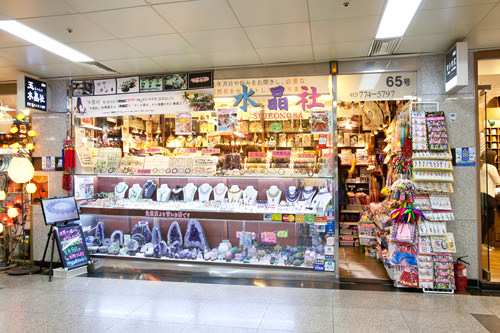 橱窗内展示出许多饰品