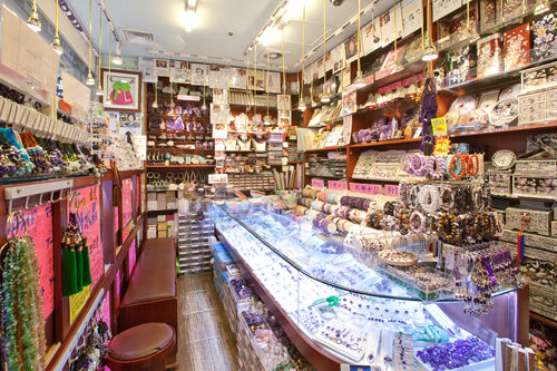 店铺内满满的商品