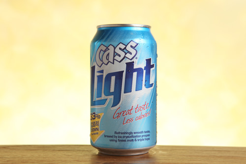 CASS LIGHT
热量控制在CASS啤酒的三分之一。100ml仅27卡路里。口感清爽。
试饮感想:味道比较淡,热量低,容易入口。