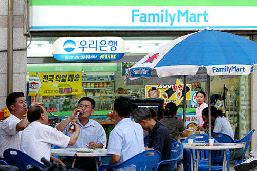 想简单喝两杯,那就在便利店解决吧