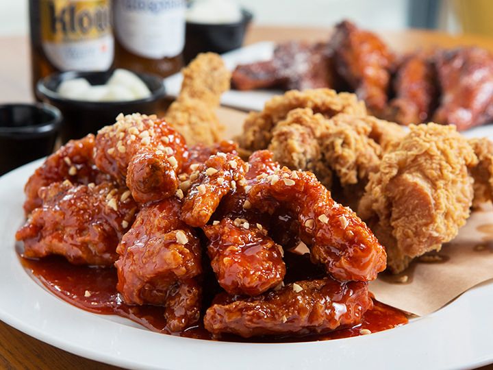 炸鸡
啤酒的最佳搭档非炸鸡莫属!甚至还有“鸡啤”这样的流行语,来韩国一定要吃炸鸡才不枉此行!