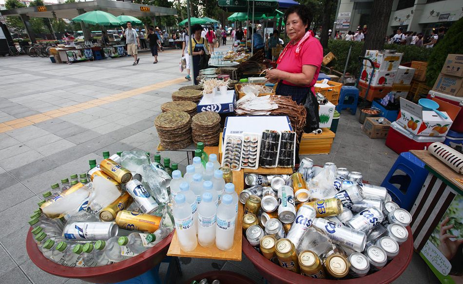 比赛开始前场馆外的啤酒小摊