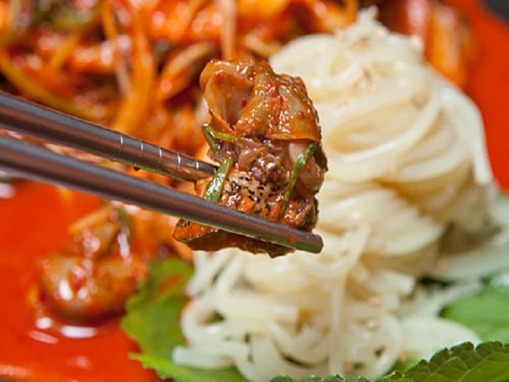 凉拌田螺
口感跟鲍鱼一样有嚼劲的田螺肉。放点蒜瓣、辣椒、葱还有面条一起料理,味道非常美味