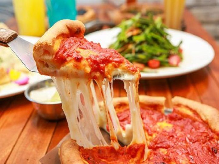 披萨
忙完一整天或是闲暇的周末,点一盘喜欢的披萨,摆上几罐啤酒,和朋友或自己度过惬意的时间