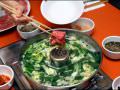 当煮熟冒热气的时候，放入牛肉