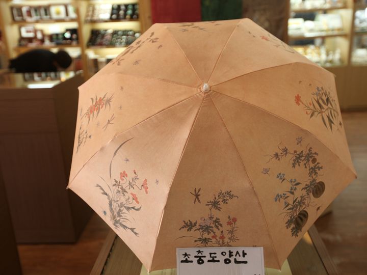 印有申师任堂《草虫图》和《墨葡萄图》的阳伞(也有雨伞)