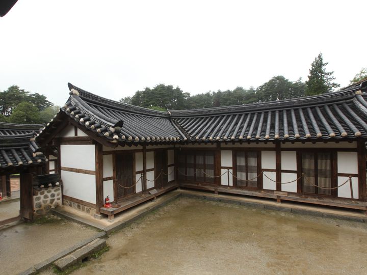 莲池堂
女仆人的宿舍,前庭是储存粮食等的仓库。