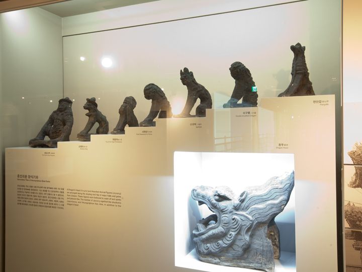 兴仁之门龙头等图案的装饰瓦片