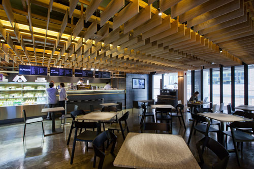 CACADEW/本馆
1927年开业的韩国第一家老字号咖啡店。充满老味道的甜点咖啡店。店内木头装饰而成的天花板和墙壁是一大看点。