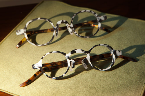 SAM GLASSES/新馆
由韩国最具代表性的眼镜设计师设计而成的手工制作眼镜店。