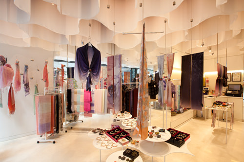 IIMOK/新馆
点缀勃颈的佳品,颜色艳丽的丝巾专卖店。绝妙的色彩感令人无法转移目光。