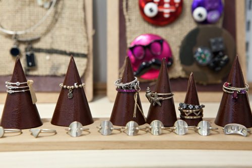 A. ROUND/新馆
手工制作珠宝商品店,从日常到特别日子的礼物都可以在这里找到。