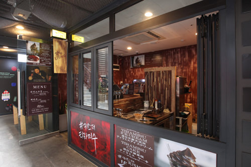 KISS THE TIRAMISU/本馆
以起司蛋糕和奶油冰淇淋而闻名的咖啡店。