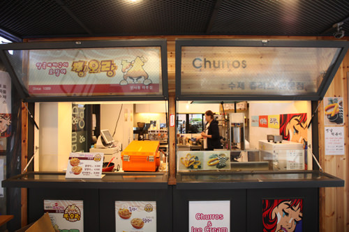 Churos(右)/本馆
贩卖炸鱿鱼串以及手工烤制小食品的街边小店。