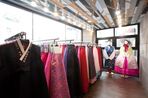 韩服租赁店/本馆
男女老少都喜爱的韩服租赁店。(13,000韩元/1小时 ※2016年3月取材时提供的信息)