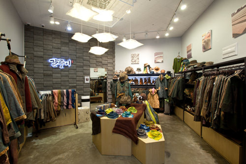 GALJUNGI/新馆
使用青柿成分染色而成的济州岛风情的服装店 Karo的时尚设计店。