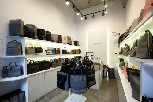 ERUNANI/新馆
受到世界各地好评的包包品牌店。集独特的质感及颜色、性价比高、材质独特等特点于一身。