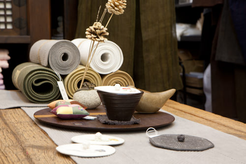 HEE GONG BANG/新馆
手工缝制包包及钱包的手工艺品专营店。特点是淳朴,品味独特。