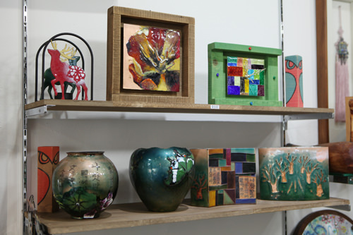 七宝瓷漆/新馆
销售瓷漆工艺品设计师亲手设计而成的瓷漆作品的专卖店。