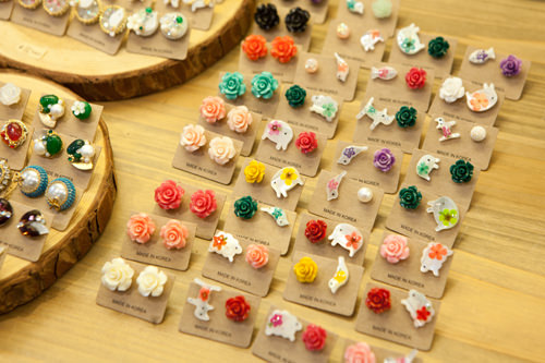 共有/新館
以花与自然为设计理念的饰品专营店,使用真花制作而成。