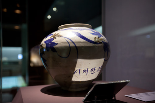 刻有韩文的坛子等民间展品