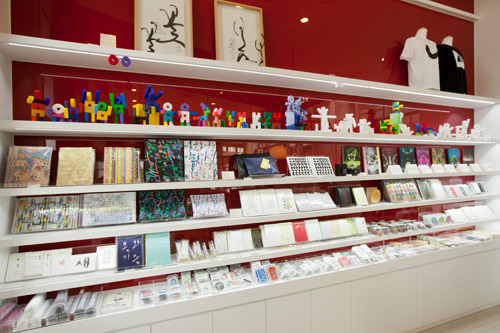 种类繁多的明信片和文具