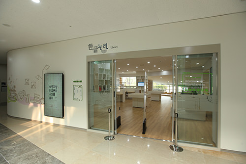 韩文资料图书馆 1层
各种与韩国语和韩文相关的资料、适用于儿童的教材。