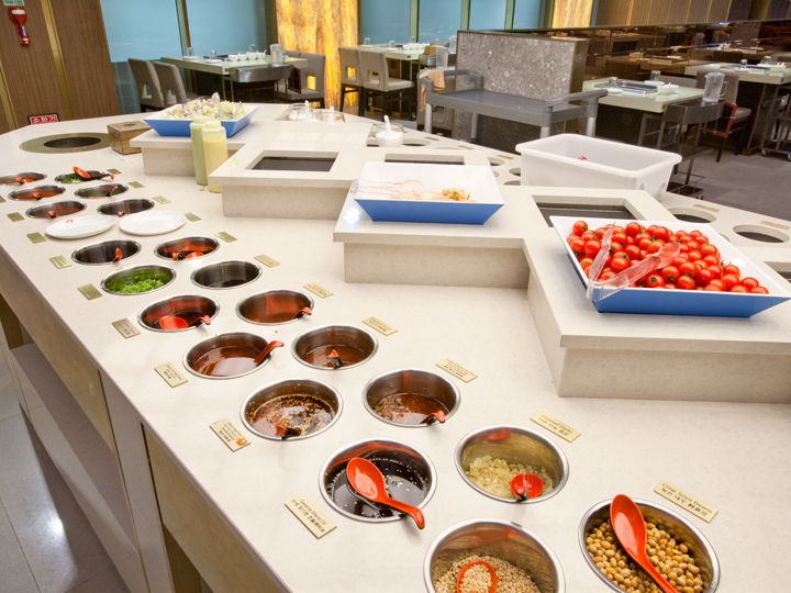 自助蘸料台和水果