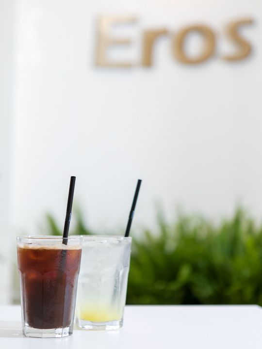 美式咖啡(左)、柠檬味汽水(右)