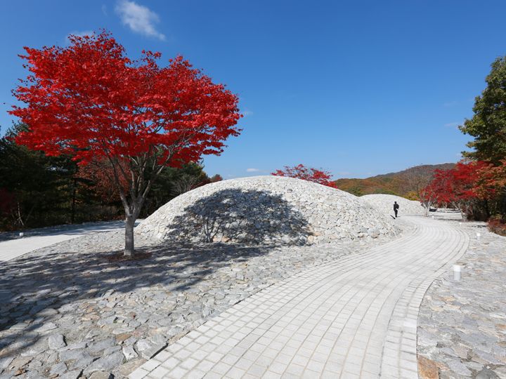 模仿古代坟墓的路,铺上了产自原州的石头
