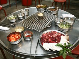 铁桶桌子，特别有韩国平民餐馆的气息