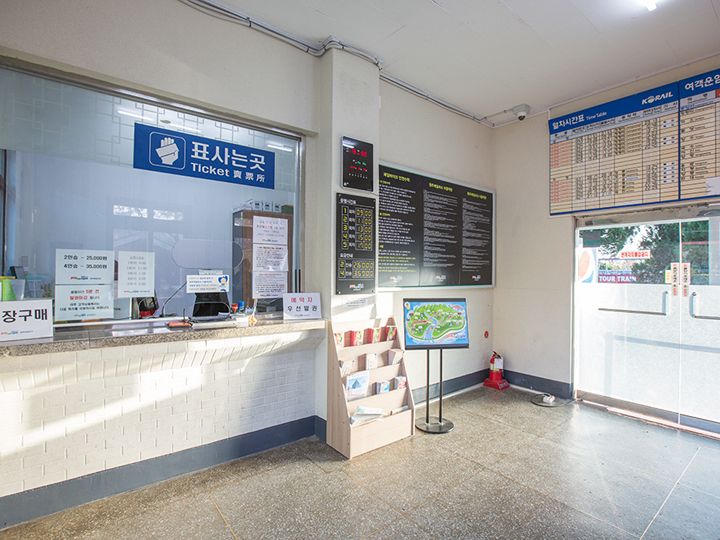 铁路废弃时保留下来的站台设施